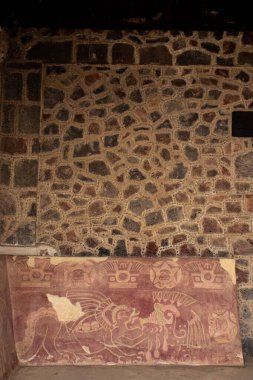 Meksika Eyaleti, Meksika - 24 Ekim 2024 Teotihuacan arkeoloji sahasındaki Kelebekler Sarayı 'nın duvarlarının detayları.