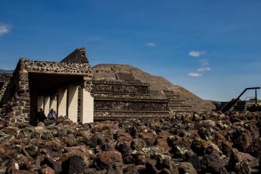 Meksika Eyaleti, Meksika - 24 Ekim 2024: Teotihuacan arkeoloji sahasında turist rehberi ve turistler güzel mavi bir gökyüzü gününde. Kelebekler Sarayı.