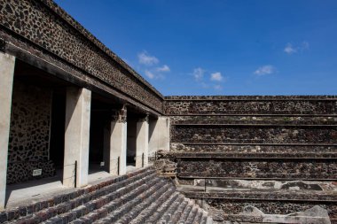 Meksika Eyaleti, Meksika - 24 Ekim 2024: Teotihuacan arkeolojik alanı güzel mavi bir gökyüzü gününde. Kelebekler Sarayı.