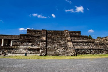 Meksika Eyaleti, Meksika - 24 Ekim 2024: Teotihuacan arkeolojik alanı güzel mavi bir gökyüzü gününde.