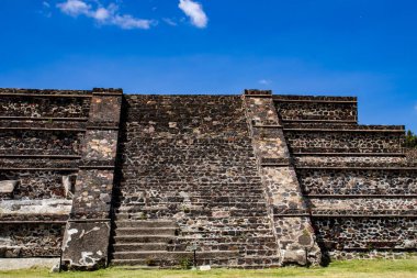 Meksika Eyaleti, Meksika - 24 Ekim 2024: Teotihuacan arkeolojik alanı güzel mavi bir gökyüzü gününde.