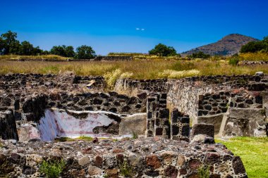 Meksika Eyaleti, Meksika - 24 Ekim 2024: Teotihuacan arkeoloji sahasında güzel mavi bir gökyüzü gününde kazı çalışmaları devam ediyor.