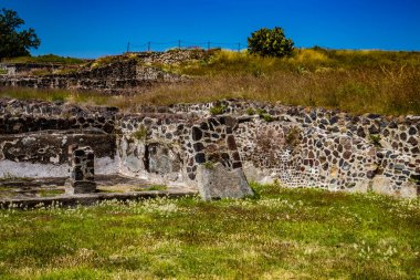 Meksika Eyaleti, Meksika - 24 Ekim 2024: Teotihuacan arkeoloji sahasında güzel mavi bir gökyüzü gününde kazı çalışmaları devam ediyor.