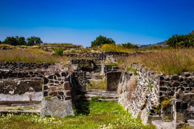Meksika Eyaleti, Meksika - 24 Ekim 2024: Teotihuacan arkeoloji sahasında güzel mavi bir gökyüzü gününde kazı çalışmaları devam ediyor.