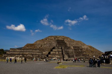 Meksika Eyaleti, Meksika - 24 Ekim 2024: Güzel mavi gökyüzü gününde Teotihuacan arkeolojik sahasında turistler. Ölüler Bulvarı 'ndan Ay Piramidi.