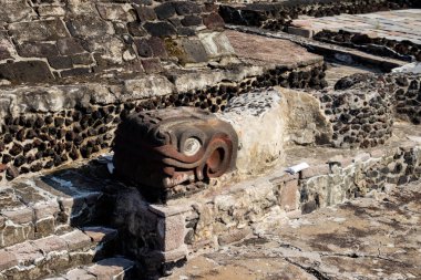 Mexico City, Meksika 12 Kasım 2024, yılan heykeli. Palto ya da Nahuatl 'daki taş yılanlar duvarı. Mexico City' deki Templo Belediye Başkanı 'nın kazı alanında..