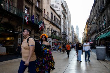 Mexico City, Mexico - 24 Ekim 2024: Mexico City 'de ünlü Francisco Madero Caddesi.