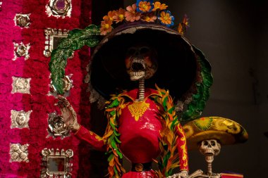 Mexico City, Meksika - 24 Ekim 2024: Mexico City 'deki Iturbide Sarayı' nda sergilenen Citibanamex Kültürel Tanıtım Sergisi tarafından Ölüler Anıtı.