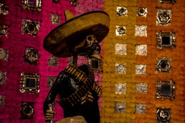 Mexico City, Meksika - 24 Ekim 2024: Mexico City 'deki Iturbide Sarayı' nda sergilenen Citibanamex Kültürel Tanıtım Sergisi tarafından Ölüler Anıtı.