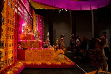 Mexico City, Meksika - 24 Ekim 2024: Mexico City 'deki Iturbide Sarayı' nda sergilenen Citibanamex Kültürel Tanıtım Sergisi tarafından Ölüler Anıtı.