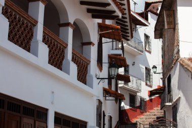 Meksika 'nın Guerrero eyaletinde bulunan Büyülü Taxco de Alarcon kasabasının güzel koloni sokakları.