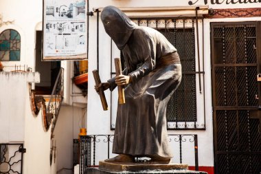Taxco, Mexico - 18 Kasım 2024: Güzel Taxco de Alarcon Büyülü Kasabası 'ndaki geleneksel Kutsal Hafta Geçitleri Anıtı. Tövbekar ruhlar.