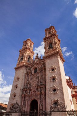 Santa Prisca 'nın 1751 ve 1759 yılları arasında inşa edilmiş güzel tarihi kilisesi Taxco de Alarcon ana meydanının doğu tarafında yer almaktadır..