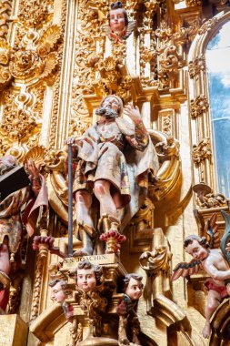 Taxco, Mexico - 18 Kasım 2024: 1751 ile 1759 yılları arasında Taxco de Alarcon ana meydanının doğu tarafında inşa edilen güzel tarihi Santa Prisca Kilisesi 'nin ayrıntıları.