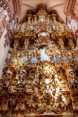 Taxco, Mexico - 18 Kasım 2024: 1751 ile 1759 yılları arasında Taxco de Alarcon ana meydanının doğu tarafında inşa edilen güzel tarihi Santa Prisca Kilisesi 'nin ayrıntıları.