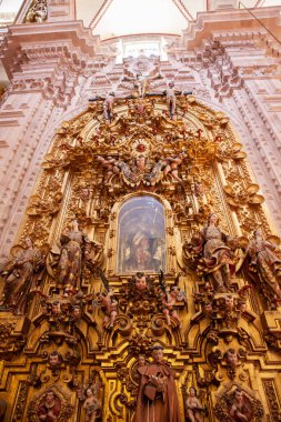 Taxco, Mexico - 18 Kasım 2024: 1751 ile 1759 yılları arasında Taxco de Alarcon ana meydanının doğu tarafında inşa edilen tarihi Santa Prisca Kilisesi 'nin sunağı.