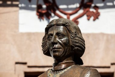 Taxco, Meksika - 18 Kasım 2024: Santa Prisca Kilisesi 'nin yapımına sponsor olan Taxco' nun en zengin madencisi Don Jose de la Borda Anıtı.