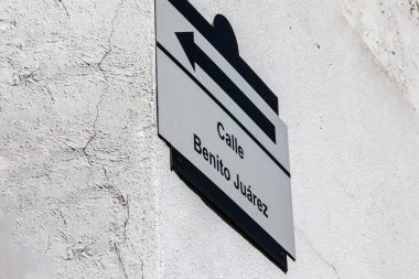 Meksika 'nın Guerrero eyaletindeki Taxco de Alarcon adlı güzel koloni kasabasında Benito Juarez sokağının işareti..