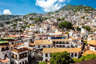 Meksika 'nın Guerrero eyaletindeki Taxco de Alarcon şehrinin güzel koloni büyüsü manzarası.