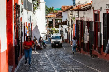 Taxco, Meksika - 18 Kasım 2024: Meksika 'nın Guerrero eyaletinde yer alan güzel bir koloni şehri olan Taxco de Alarcon' un görüntüsü.