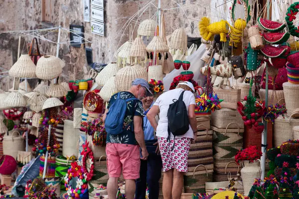 Taxco, Meksika - 18 Kasım 2024: Meksika 'nın Guerrero eyaletindeki Taxco de Alarcon şehrinde el sanatları satın alan turistler.