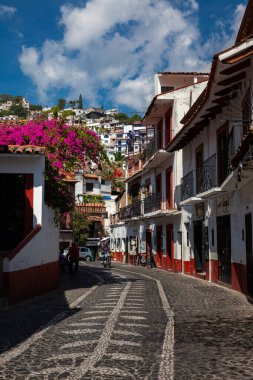 Taxco, Meksika - 18 Kasım 2024: Meksika 'nın Guerrero eyaletinde yer alan güzel bir koloni şehri olan Taxco de Alarcon' un görüntüsü. Benito Juarez Caddesi.