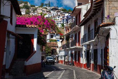 Taxco, Meksika - 18 Kasım 2024: Meksika 'nın Guerrero eyaletinde yer alan güzel bir koloni şehri olan Taxco de Alarcon' un görüntüsü.
