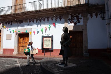Taxco, Mexico - 18 Kasım 2024: Meksika 'nın Guerrero eyaletinde bulunan güzel bir koloni şehri olan Taxco de Alarcon' da sokak satıcısı.