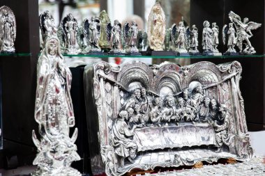 Taxco, Mexico - 18 Kasım 2024: Meksika 'nın Guerrero eyaletindeki güzel koloni büyülü kasabasında geleneksel dini gümüş sanat.