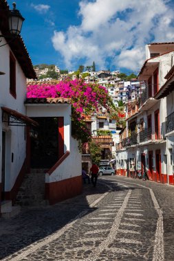 Taxco, Meksika - 18 Kasım 2024: Meksika 'nın Guerrero eyaletinde yer alan güzel bir koloni şehri olan Taxco de Alarcon' un görüntüsü. Benito Juarez Caddesi.