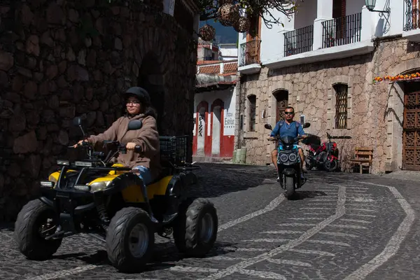 Taxco, Meksika - 18 Kasım 2024: Meksika 'nın Guerrero eyaletinde yer alan güzel bir koloni şehri olan Taxco de Alarcon' un görüntüsü. Benito Juarez Caddesi.