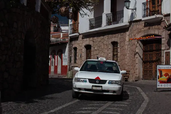 Taxco, Meksika - 18 Kasım 2024: Meksika 'nın Guerrero eyaletinde yer alan güzel bir koloni şehri olan Taxco de Alarcon' un görüntüsü. Benito Juarez Caddesi.