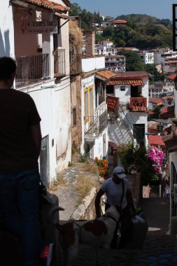 Taxco, Meksika - 18 Kasım 2024: Meksika 'nın Guerrero eyaletinde yer alan güzel bir koloni şehri olan Taxco de Alarcon' un görüntüsü.