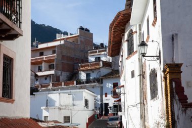 Taxco, Meksika - 18 Kasım 2024: Meksika 'nın Guerrero eyaletinde yer alan güzel bir koloni şehri olan Taxco de Alarcon' un görüntüsü.