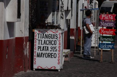 Taxco, Meksika - 18 Kasım 2024: Meksika 'nın Guerrero eyaletinde yer alan güzel bir koloni şehri olan Taxco de Alarcon' un görüntüsü.