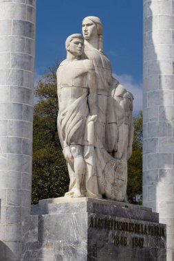 Mexico City, Mexico - 14 Kasım 2024: Meksika 'daki Chapultepec parkında bulunan Anavatana sunak.