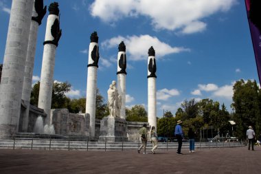 Mexico City, Meksika - 14 Kasım 2024: Meksiko City 'deki Chapultepec parkında bulunan Sunak' taki turistler.