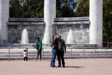 Mexico City, Meksika - 14 Kasım 2024: Meksiko City 'deki Chapultepec parkında bulunan Sunak' ta selfie çeken turistler.