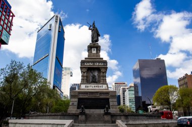 Mexico City, Meksika - 14 Kasım 2024: Cuauhtemoc Anıtı, Meksika 'daki Paseo de la Reforma' da bulunan ve Tenochtitlan 'ın son Meksika hükümdarına adanmış 1887 tarihli bir anıttır..