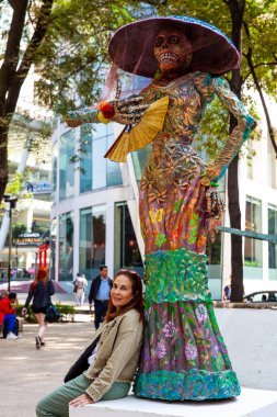 Mexico City, Mexico - 23 Ekim 2024: Mexico City 'de kadın turist. Ölüler Günü için ünlü Paseo de la Reforma 'da madalya..