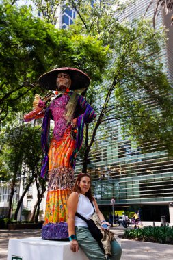 Mexico City, Meksika - 23 Ekim 2024 Mexico City 'deki ünlü Paseo de la Reforma' da Ölüler Günü için dekorasyon.