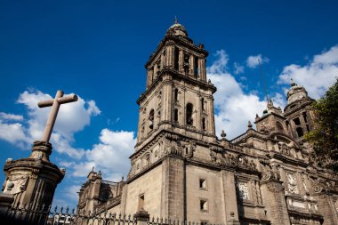 1573 ve 1813 yılları arasında inşa edilen Mexico City Metropolitan Katedrali 'nin ön cephesi. Cennete Kutsal Bakire Meryem 'in Varsayımının Metropolitan Katedrali.
