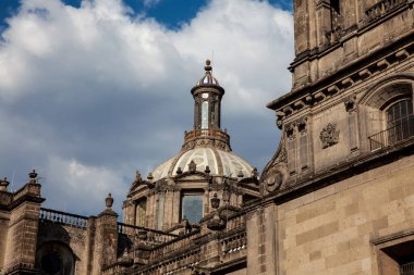 1573 ve 1813 yılları arasında inşa edilen Mexico City Metropolitan Katedrali 'nin ön cephesi. Cennete Kutsal Bakire Meryem 'in Varsayımının Metropolitan Katedrali.