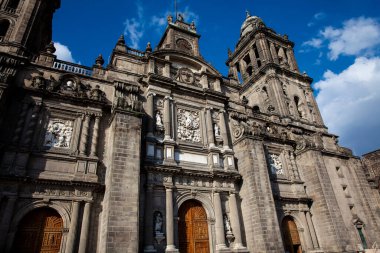 1573 ve 1813 yılları arasında inşa edilen Mexico City Metropolitan Katedrali 'nin ön cephesi. Cennete Kutsal Bakire Meryem 'in Varsayımının Metropolitan Katedrali.