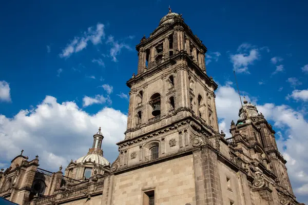 1573 ve 1813 yılları arasında inşa edilen Mexico City Metropolitan Katedrali 'nin ön cephesi. Cennete Kutsal Bakire Meryem 'in Varsayımının Metropolitan Katedrali.