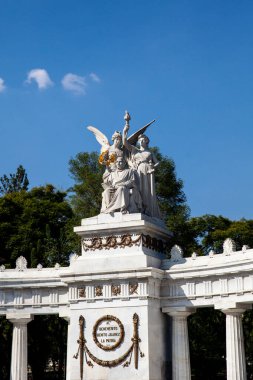 Benito Juarez Hemicycle, Meksika 'daki Alameda Central Park' ta 18 Eylül 1910 tarihinde Meksika 'nın eski başkanına ithaf edilmiştir..