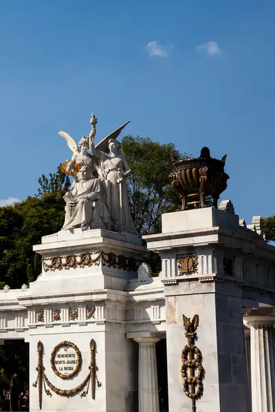 Benito Juarez Hemicycle, Meksika 'daki Alameda Central Park' ta 18 Eylül 1910 tarihinde Meksika 'nın eski başkanına ithaf edilmiştir..