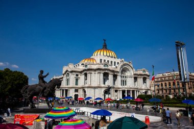 Mexico City, Mexico - 24 Ekim 2024: Güzel Sanatlar Sarayı ile Mexico City Alameda Merkezi arasında Francisco Madero 'nun binicilik anıtı. Güzel Sanatlar Sarayı.
