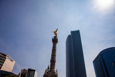 Mexico City, Mexico - 23 Ekim 2024: ünlü Paseo de la Reforma çevresindeki Mexico City manzarası. Bağımsızlık Meleği.