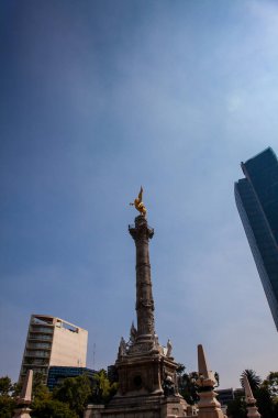 Mexico City, Mexico - 23 Ekim 2024: ünlü Paseo de la Reforma çevresindeki Mexico City manzarası. Bağımsızlık Meleği.